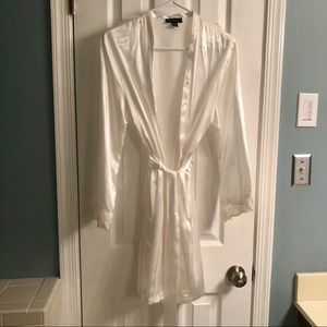 Jones New York White silk robe w lace detail